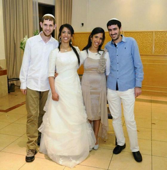 יד הגורל? שתי תאומות זהות הכירו באתר הכרויות